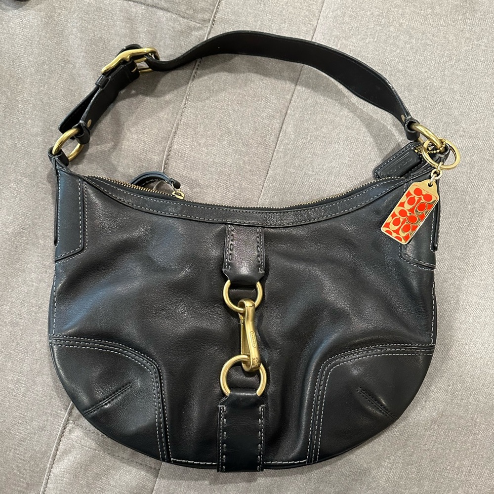 Authentic coach❗️ leather purse 👜 with brass hardware and coach keychain